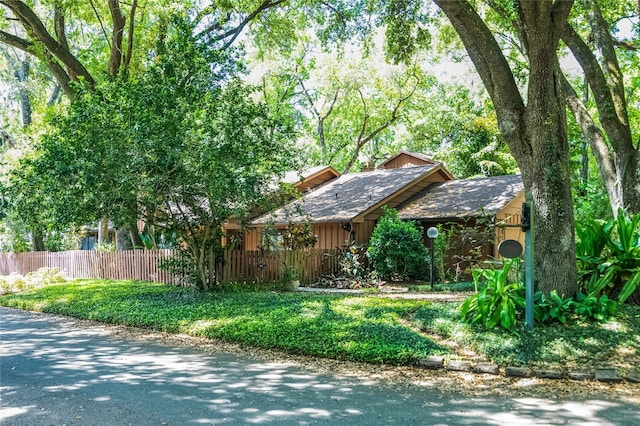 view of front of property with a fenced front yard