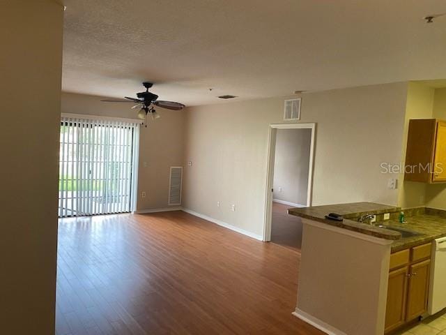 5550 E Michigan St Unit 2114, Orlando, FL 32822 - interior space featuring a ceiling fan, a sink, light wood-style floors, and visible vents