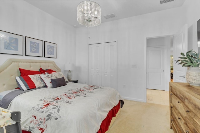 bedroom with light carpet, visible vents, a closet, and an inviting chandelier