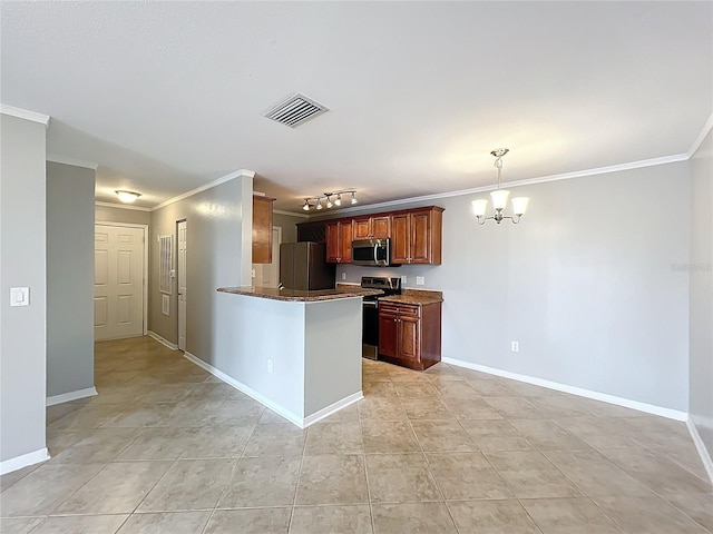kitchen with visible vents, crown molding, baseboards, stainless steel appliances, and an inviting chandelier