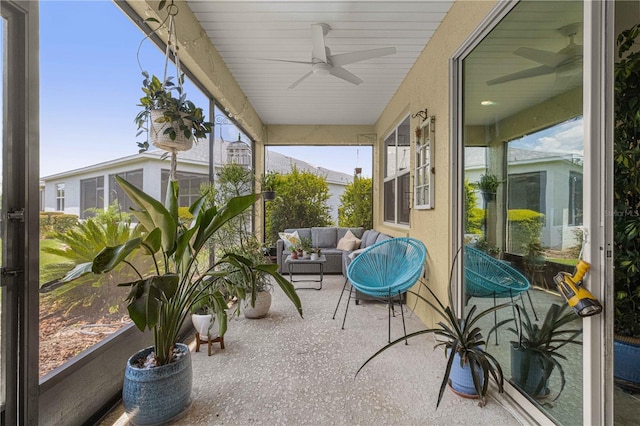 sunroom / solarium featuring outdoor lounge area and ceiling fan