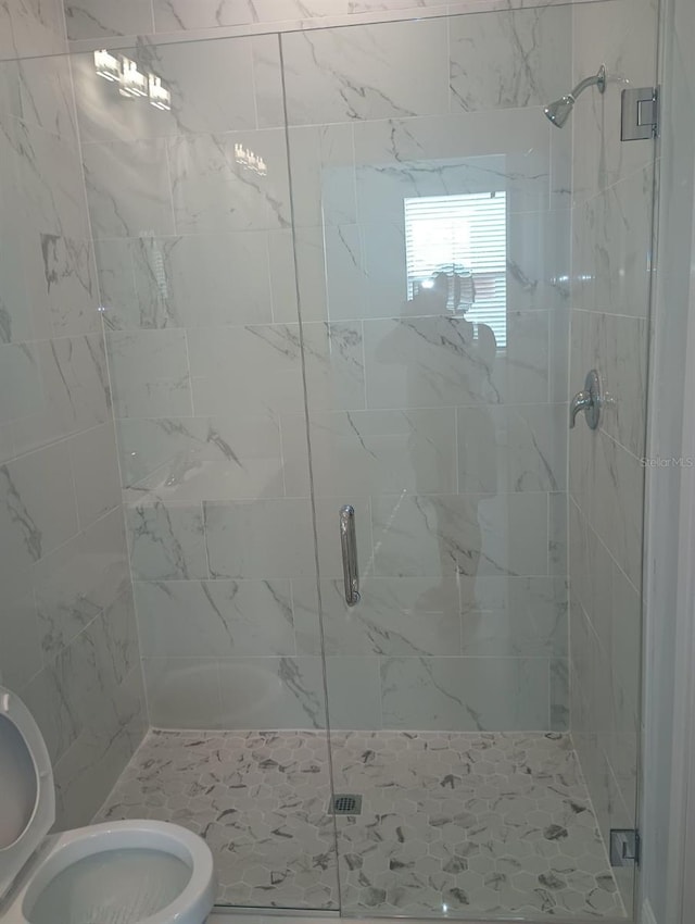 full bath featuring a shower stall and toilet