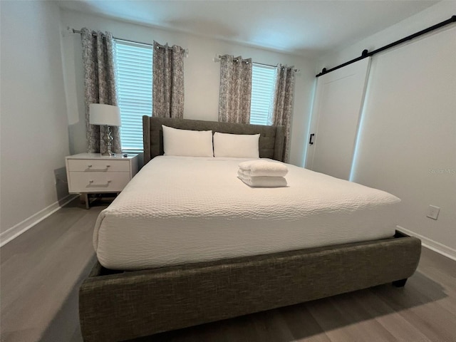 832 Benoi Dr, Davenport, FL 33896 - bedroom featuring baseboards, a barn door, and wood finished floors