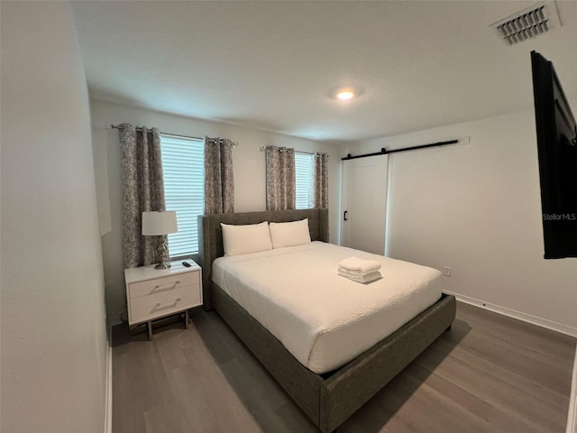 832 Benoi Dr, Davenport, FL 33896 - bedroom featuring baseboards, visible vents, and dark wood-style flooring