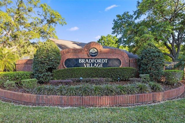 view of community / neighborhood sign