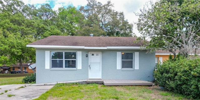 123 Shenandoah Ave, Lady Lake, FL 32159 - view of front facade with stucco siding and a front yard