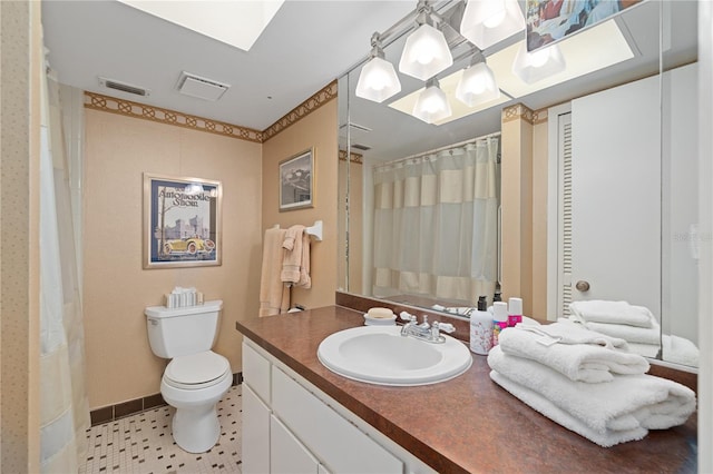 908 Hillary Ct Unit 15, Orlando, FL 32804 - bathroom featuring visible vents, toilet, curtained shower, and vanity