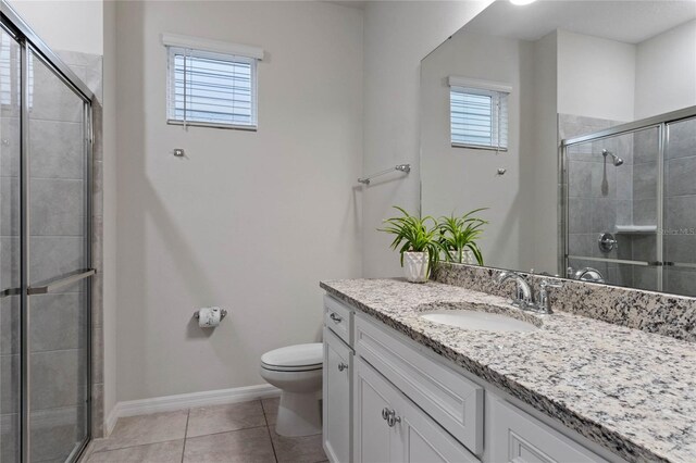 4305 Lana Ave, Davenport, FL 33897 - full bath featuring tile patterned floors, toilet, tiled shower, vanity, and baseboards