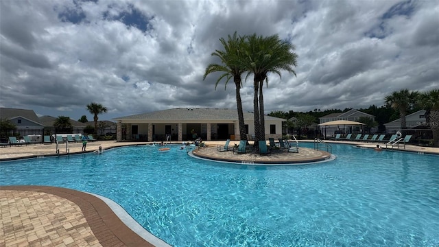 3043 Beaver Creek Dr, Kissimmee, FL 34746 - community pool with a patio