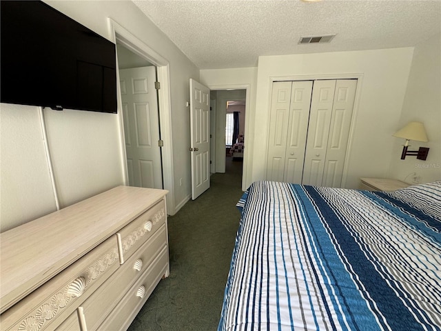 1119 Park Ridge Cir, Kissimmee, FL 34746 - unfurnished bedroom with a closet, a textured ceiling, dark colored carpet, and visible vents