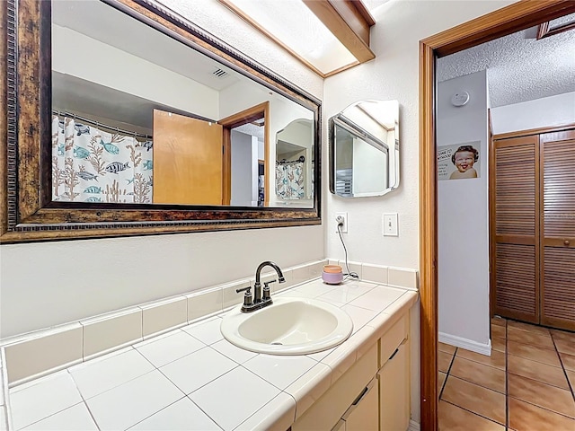 1007 Gammage Pt, Oviedo, FL 32765 - full bath featuring tile patterned flooring, vanity, and a textured ceiling
