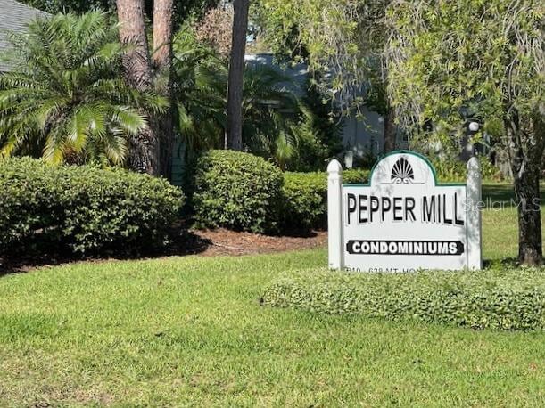 community / neighborhood sign featuring a yard