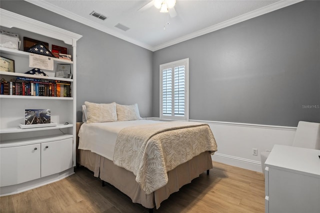 10662 Woodchase Cir, Orlando, FL 32836 - bedroom featuring crown molding, a ceiling fan, light wood finished floors, baseboards, and visible vents