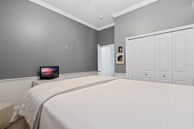 10662 Woodchase Cir, Orlando, FL 32836 - bedroom featuring crown molding and a closet