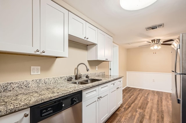 kitchen with visible vents, dark wood-type flooring, white cabinets, a sink, and stainless steel appliances