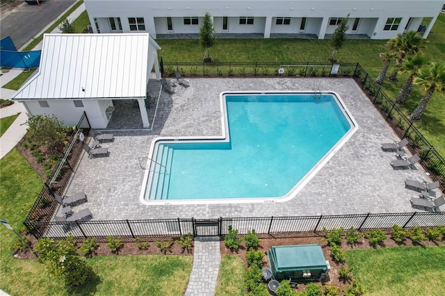 1533 Heritage Pl, Oviedo, FL 32765 - community pool featuring a patio area, fence, and a yard