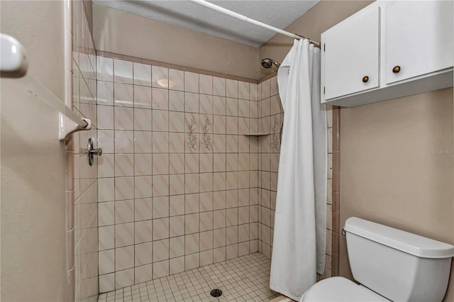 bathroom with toilet, a textured ceiling, and a shower stall
