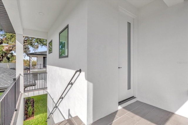 4405 Rockledge Rd, Orlando, FL 32807 - property entrance with a balcony and stucco siding