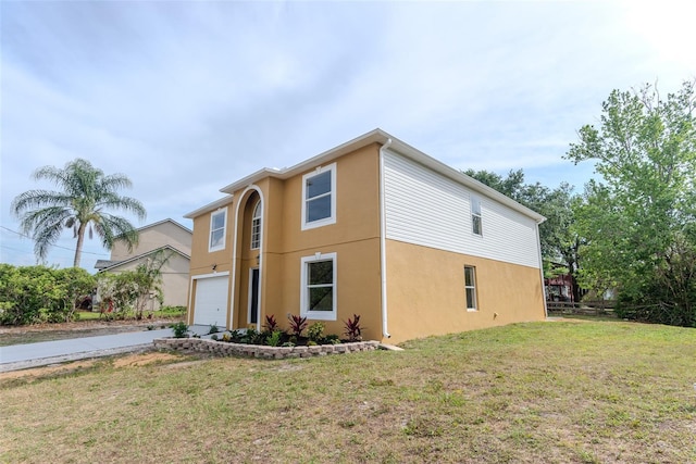 view of front of house featuring stucco siding, an attached garage, concrete driveway, and a front yard