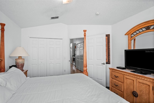 202 Aylesbury Ln, Davenport, FL 33837 - bedroom featuring visible vents, a textured ceiling, vaulted ceiling, and a closet