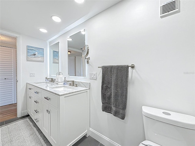 1581 Gulf Blvd Unit 102N, Clearwater Beach, FL 33767 - full bath featuring double vanity, toilet, baseboards, and recessed lighting