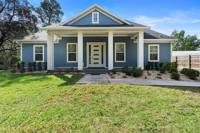view of front of property featuring fence, a porch, and a front yard