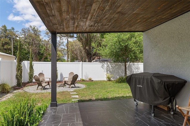view of yard featuring an outdoor fire pit, a fenced backyard, and a patio