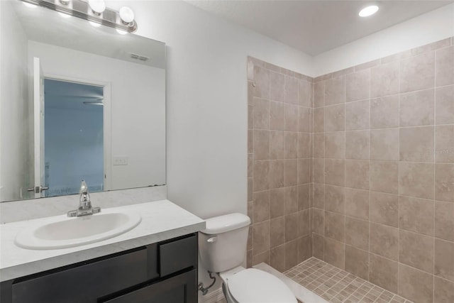 205 Lori Ct, Umatilla, FL 32784 - full bath featuring visible vents, a tile shower, toilet, recessed lighting, and vanity
