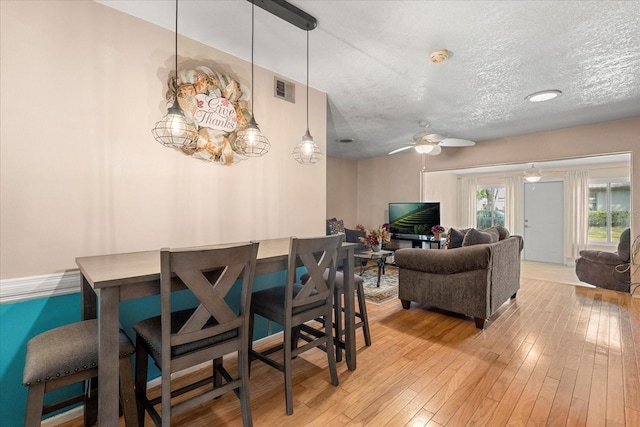 121 Teriwood St, Fern Park, FL 32730 - dining space featuring a textured ceiling, visible vents, ceiling fan, and light wood-style flooring