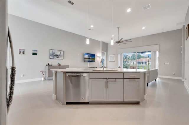 kitchen with visible vents, baseboards, appliances with stainless steel finishes, a sink, and gray cabinets