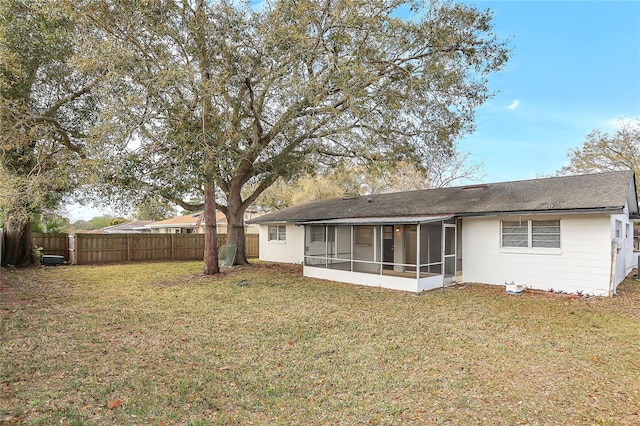 621 Ashberry Ln, Altamonte Springs, FL 32714 - back of property featuring a sunroom, fence, and a yard