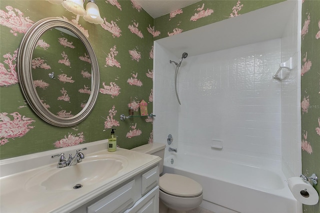 full bath with toilet, vanity, and wallpapered walls