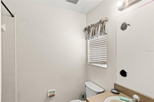 full bathroom with a shower, vanity, visible vents, and toilet