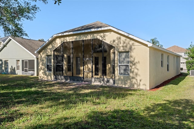 9723 Pecky Cypress Way, Orlando, FL 32836 - back of property featuring a sunroom, a yard, and stucco siding