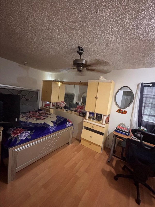 3219 Chariot Pl, Orlando, FL 32818 - bedroom featuring light wood-style flooring and a textured ceiling