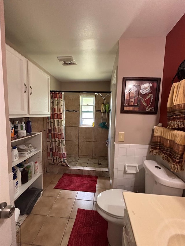 3219 Chariot Pl, Orlando, FL 32818 - full bath with tile walls, toilet, a shower stall, wainscoting, and tile patterned flooring