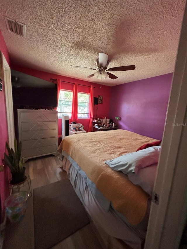 3219 Chariot Pl, Orlando, FL 32818 - bedroom with visible vents, a ceiling fan, wood finished floors, and a textured ceiling