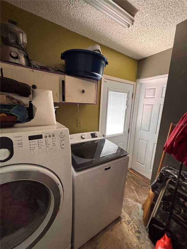 3219 Chariot Pl, Orlando, FL 32818 - washroom featuring laundry area, separate washer and dryer, and a textured ceiling