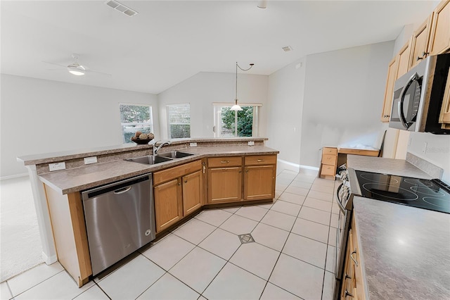 kitchen with a sink, stainless steel appliances, visible vents, vaulted ceiling, and baseboards