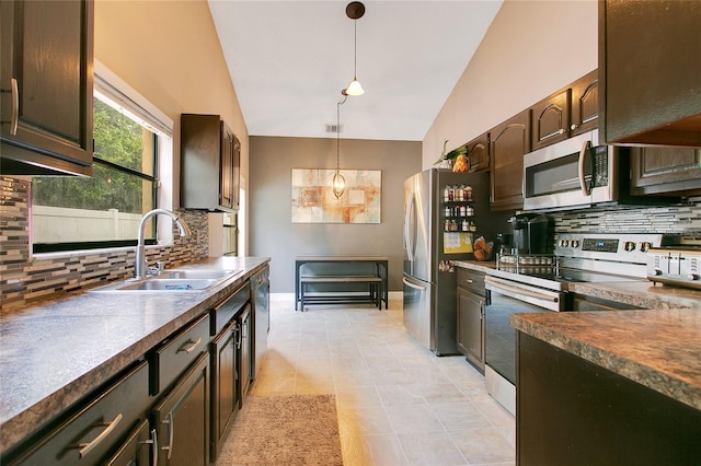 400 Shelby Ct, Apopka, FL 32712 - kitchen featuring stainless steel appliances, a sink, lofted ceiling, backsplash, and dark countertops