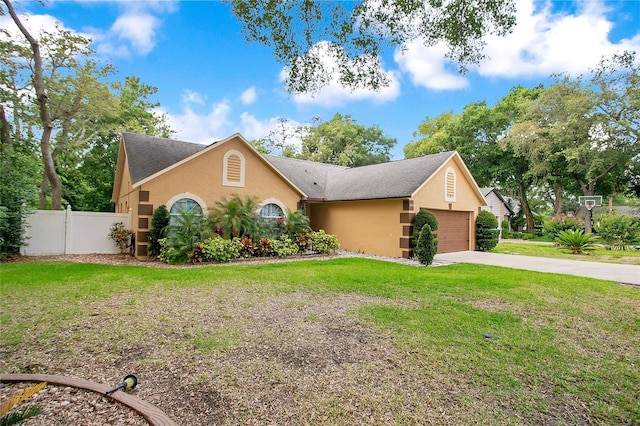 400 Shelby Ct, Apopka, FL 32712 - view of front of home featuring stucco siding, a garage, and driveway