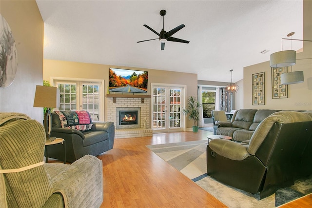 400 Shelby Ct, Apopka, FL 32712 - living area featuring plenty of natural light, a chandelier, ceiling fan, wood finished floors, and vaulted ceiling