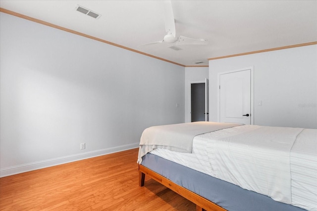 10809 Cedar Cove Dr, Thonotosassa, FL 33592 - bedroom with baseboards, ornamental molding, light wood-style floors, visible vents, and ceiling fan