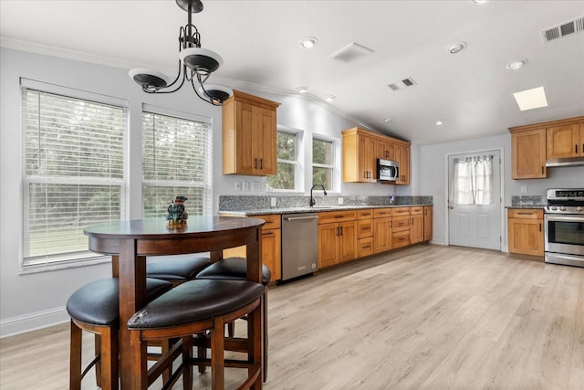10809 Cedar Cove Dr, Thonotosassa, FL 33592 - kitchen featuring under cabinet range hood, visible vents, crown molding, and appliances with stainless steel finishes