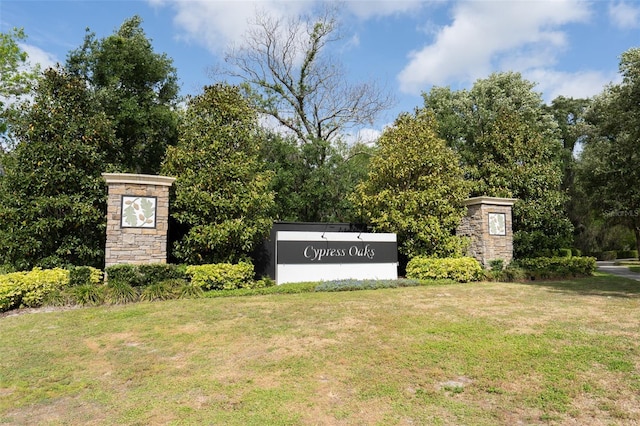 community / neighborhood sign with a lawn