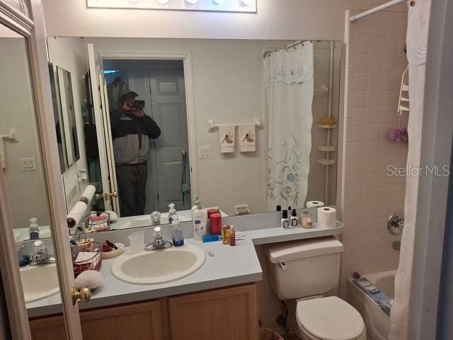 450 Morning Blossom Ln, Oviedo, FL 32765 - bathroom with toilet, vanity, and shower / bath combination with curtain