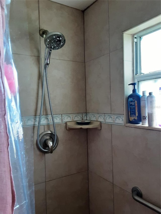 1204 34th St, Orlando, FL 32805 - interior details featuring tiled shower