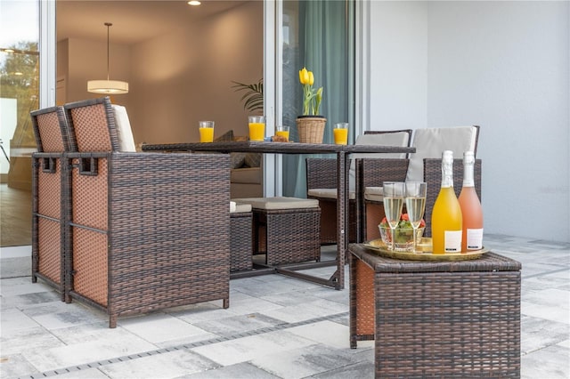 bar featuring recessed lighting