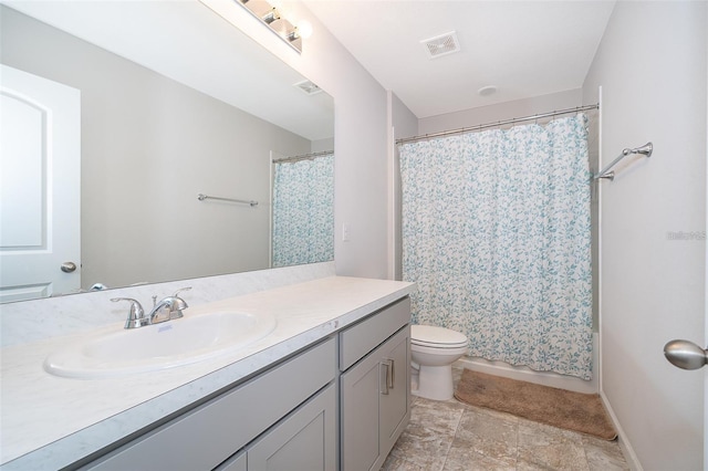 full bathroom featuring shower / bathtub combination with curtain, vanity, visible vents, toilet, and baseboards