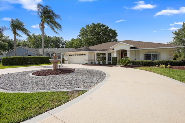 26901 Racquet Cir, Leesburg, FL 34748 - ranch-style home with stucco siding, an attached garage, and curved driveway